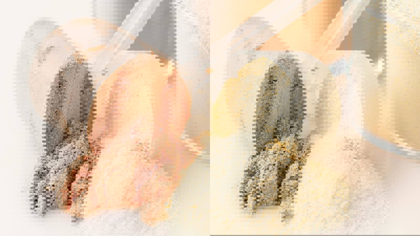 Plastic scoops containing protein powders